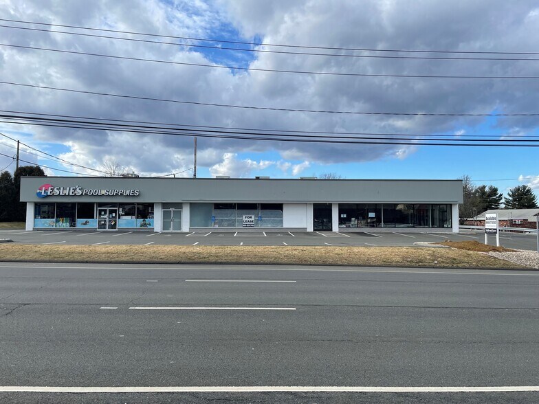 More Photos Of 3219-3221 Berlin Tpke, Newington Freestanding For Lease