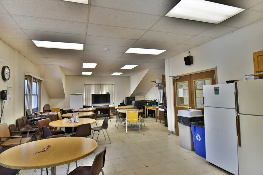 More Photos Of 123 Oak Hill Rd, Westford Research And Development For Lease