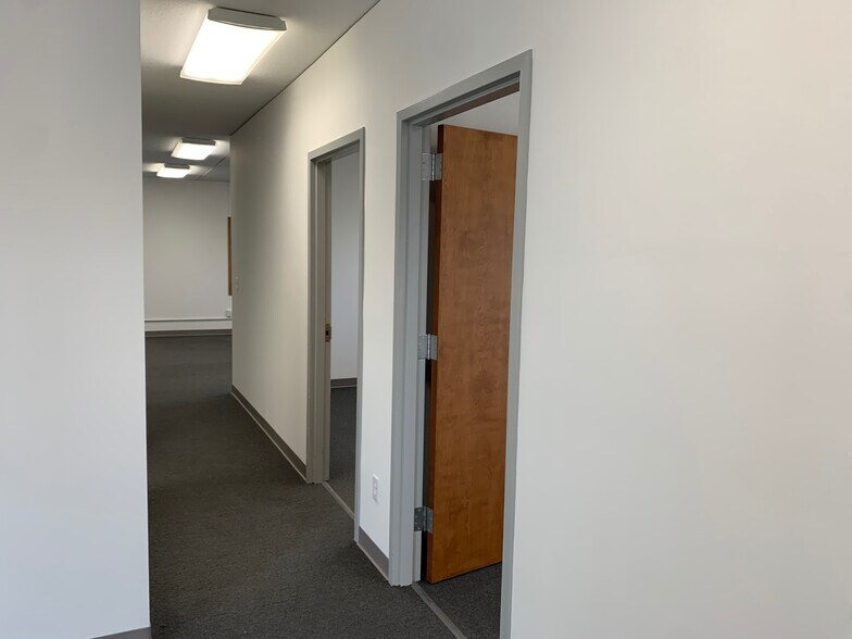 More Photos Of 1014 Ekstam Dr, Bloomington Office For Lease