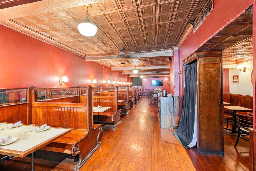 More Photos Of 1123 Walnut St, Philadelphia Bar For Sale