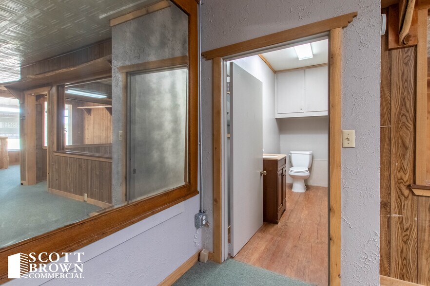 More Photos Of 108 W Hughes St, Collinsville Freestanding For Lease