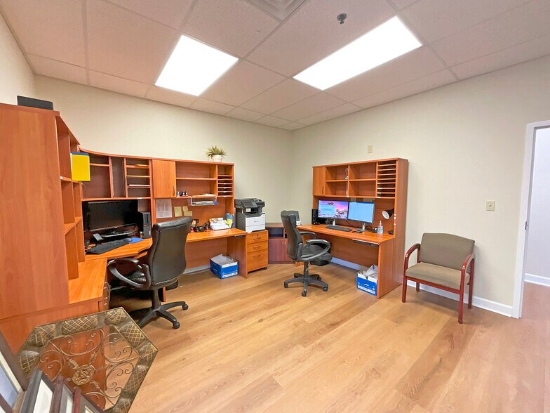 More Photos Of 185 Pasadena Dr, Lexington Storefront Retail Office For Lease