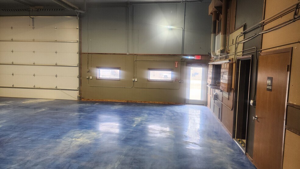 More Photos Of 4401 16th Ave W, Williston Warehouse For Lease