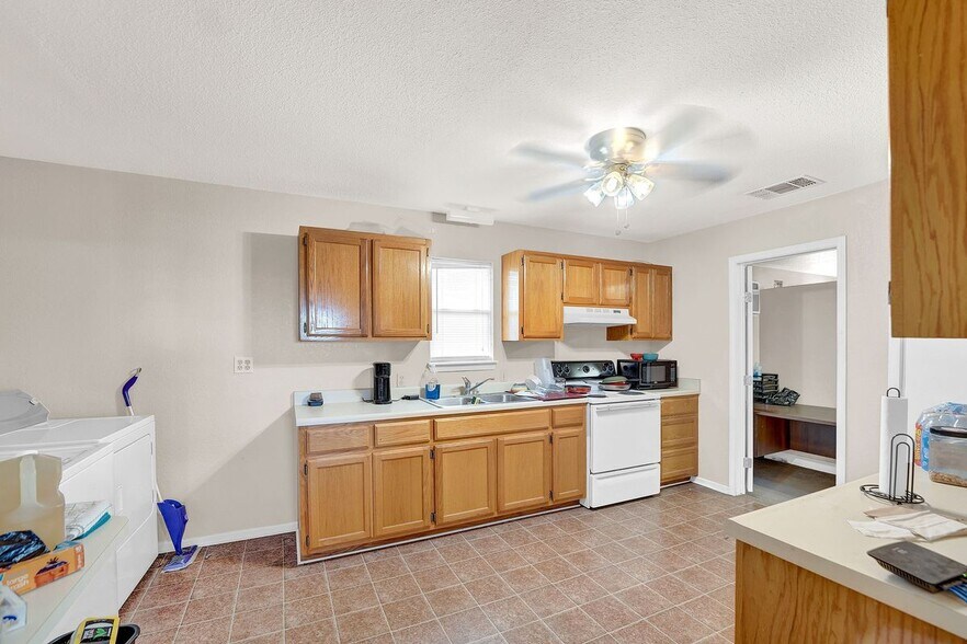 More Photos Of 389 Interstate 35 S, Devine Unknown For Lease