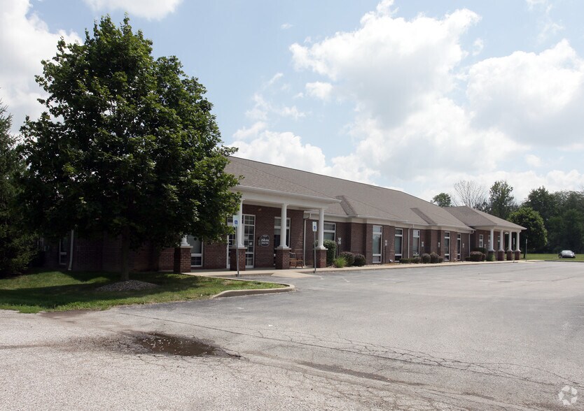 More Photos Of 1140 W Jefferson St, Franklin Medical For Lease