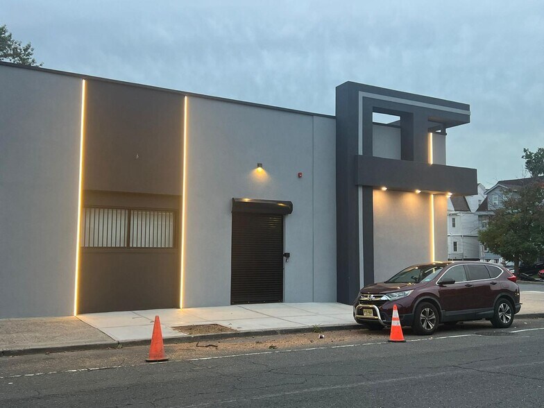 More Photos Of 976-990 Bergen St, Newark Freestanding For Lease