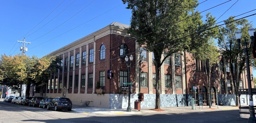 More Photos Of 615 SE Alder St, Portland General Retail For Sale