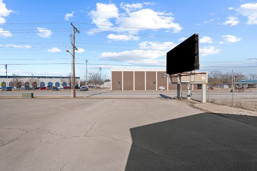 More Photos Of 100 Dewey Ave, Bartlesville Light Manufacturing For Sale