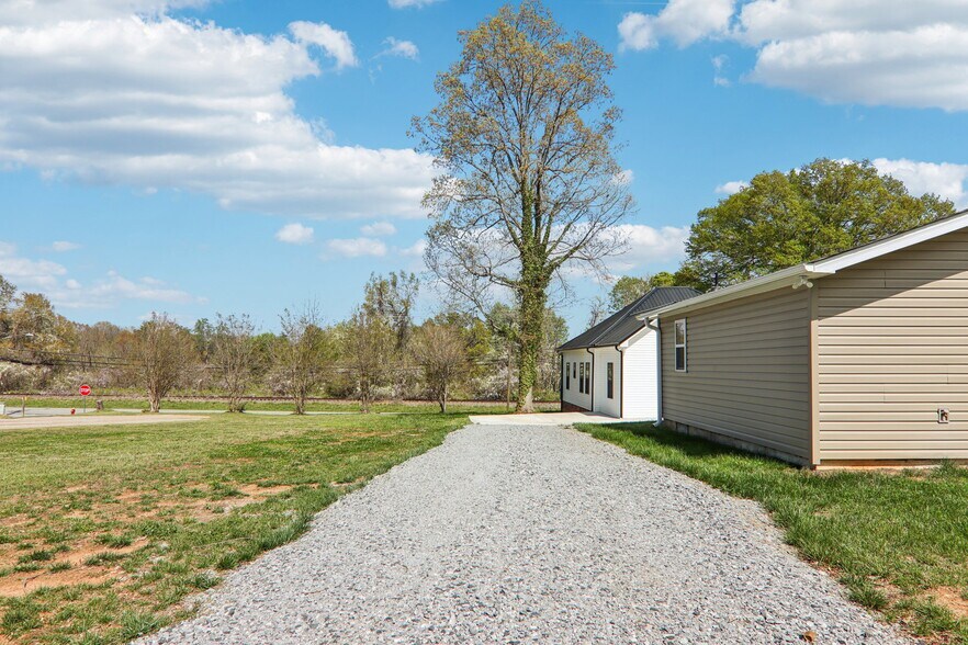 More Photos Of 111 W Crawford St, Landrum Flex For Sale
