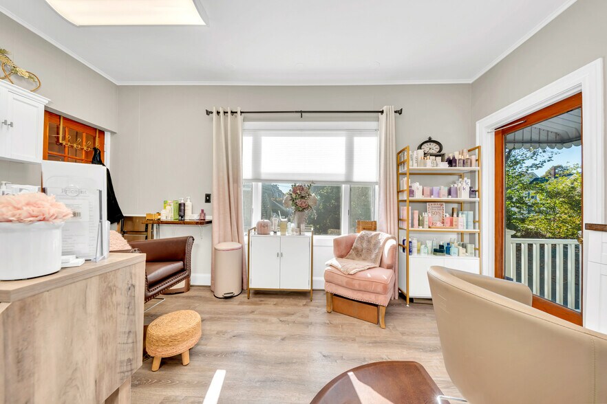 More Photos Of 68 Park St, Andover Office For Sale