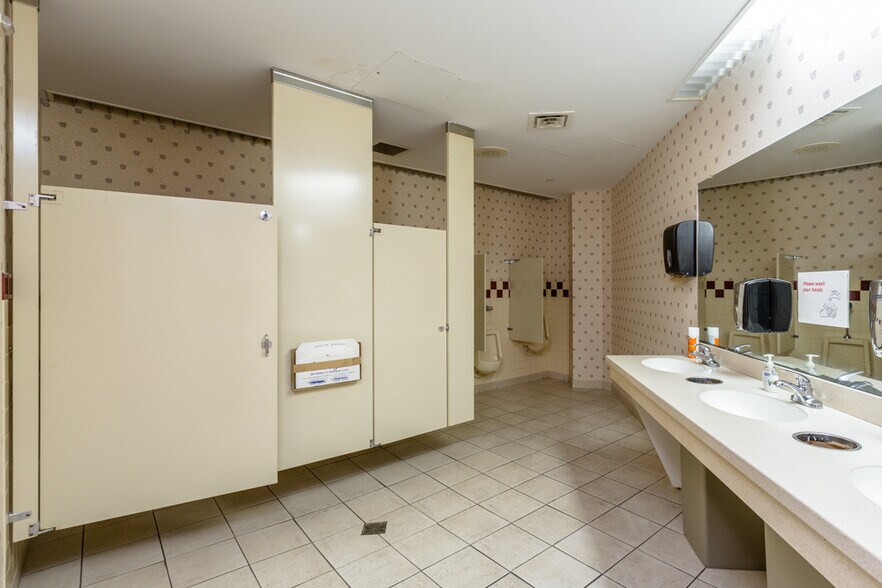More Photos Of 1450 Technology Dr, Harrisonburg Office For Sale