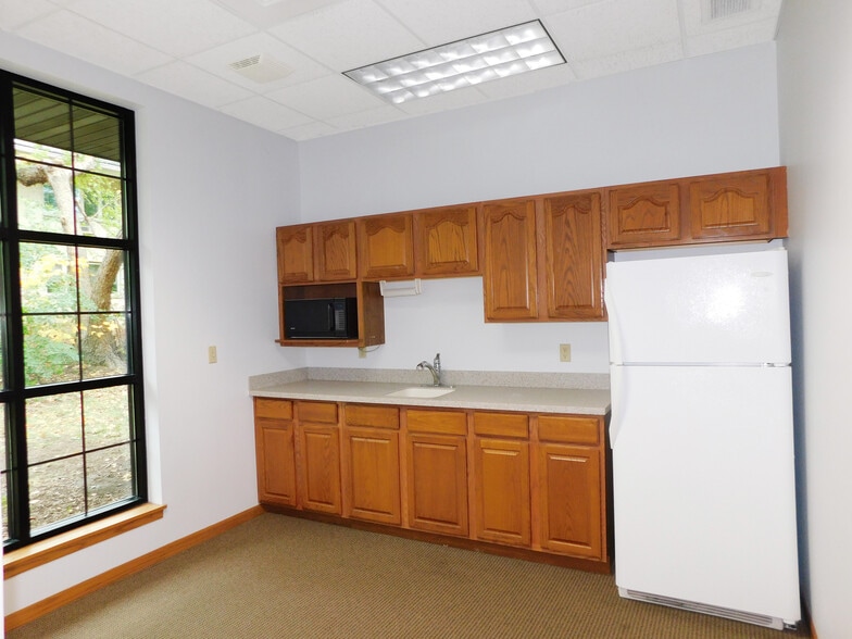 More Photos Of 3400 N Rockton Ave, Rockford Office For Lease