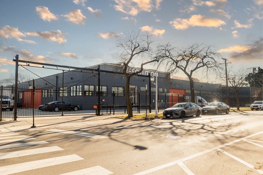 Primary Photo Of 2201 W Fulton St, Chicago Showroom For Lease