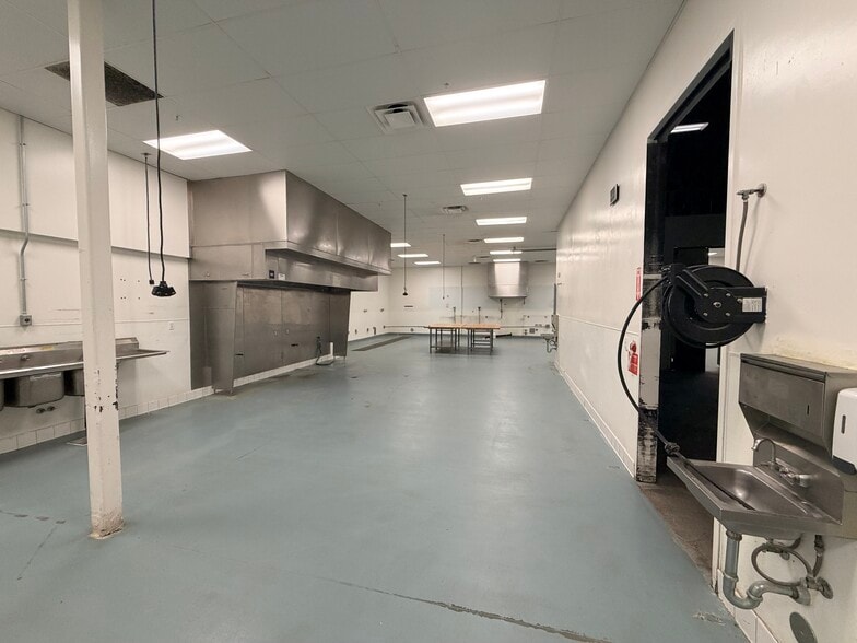 More Photos Of 3975 Landmark St, Culver City Warehouse For Lease