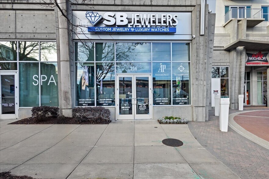 More Photos Of 256 Pharr Rd NE, Atlanta General Retail For Lease