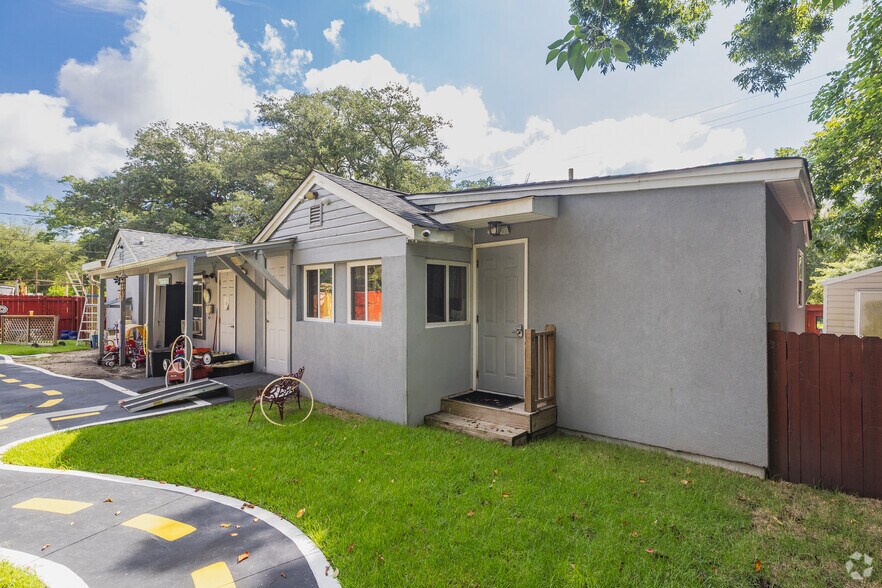 More Photos Of 24 Sycamore Ave, Charleston General Retail For Sale