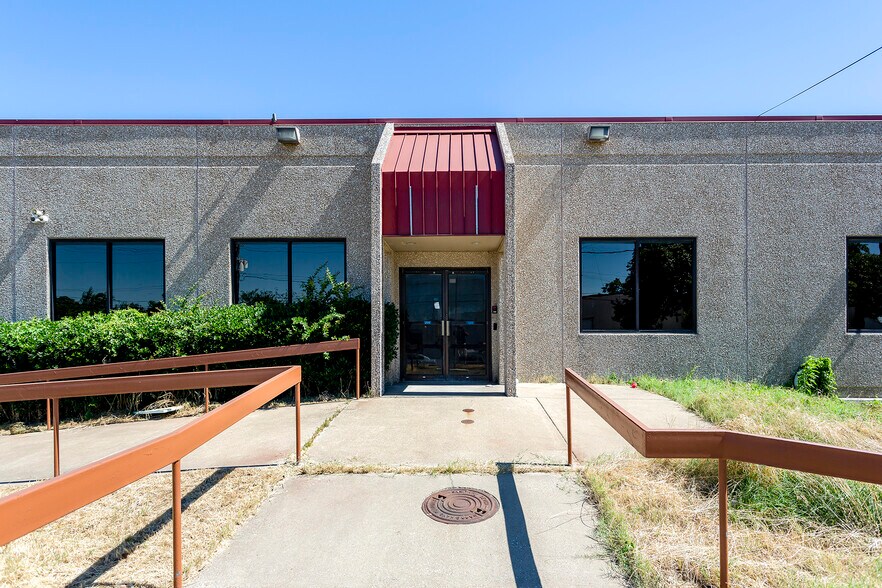 More Photos Of 201 Range Dr, Garland Warehouse For Lease