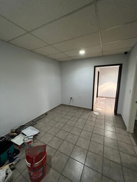 More Photos Of 658 Hawthorne St, Glendale Showroom For Lease