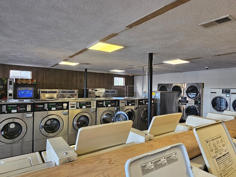 More Photos Of 512 W Egyptian Ave, Christopher Bar For Sale