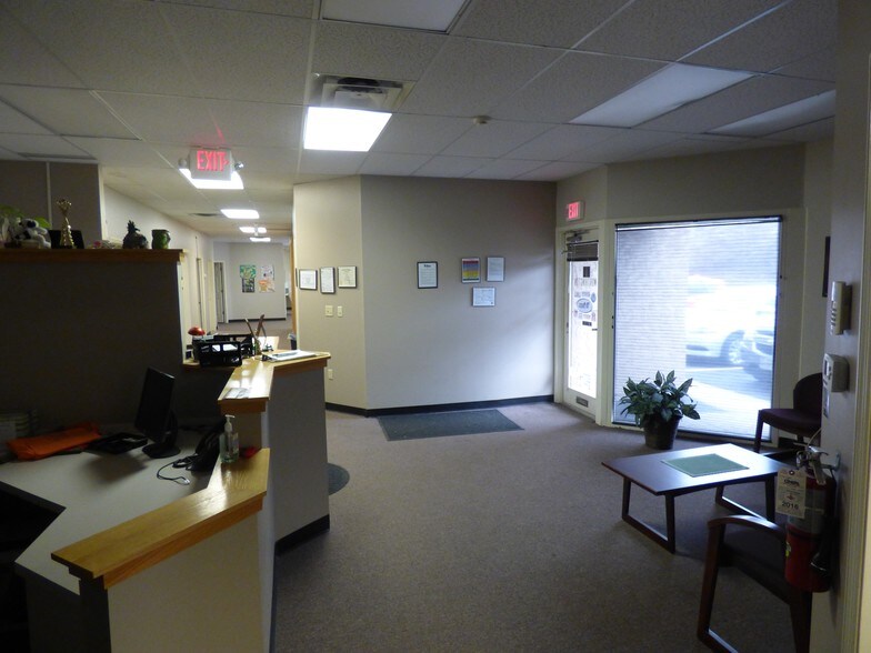 More Photos Of 8-20 Worthington Access Dr, Maryland Heights Flex For Lease