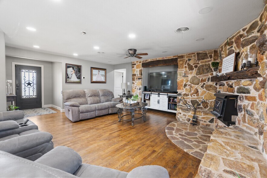 More Photos Of 1641 E Henderson St, Cleburne Land For Sale