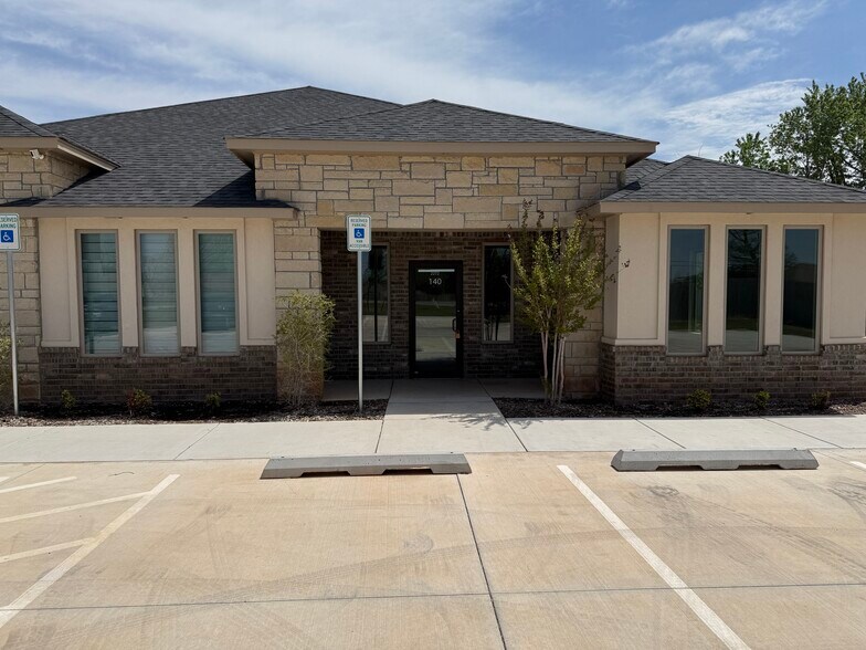 More Photos Of 2272 Camino del Plaza Ln, Edmond Office For Lease