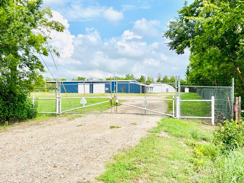 More Photos Of 4512 S Highway 35, Alvin Light Manufacturing For Lease
