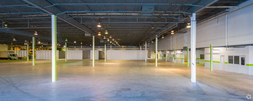 More Photos Of 7080 N Mccormick Blvd, Lincolnwood Warehouse For Lease