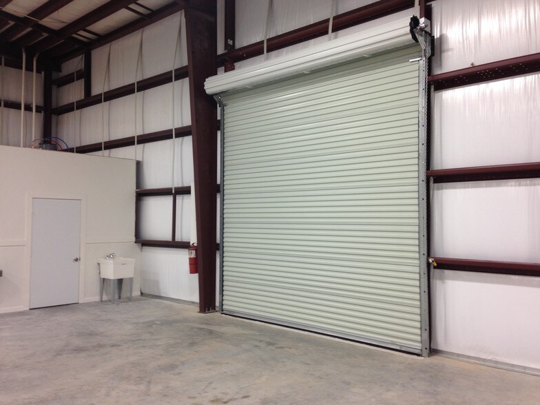 More Photos Of 614 Clear Creek Ave, League City Warehouse For Lease