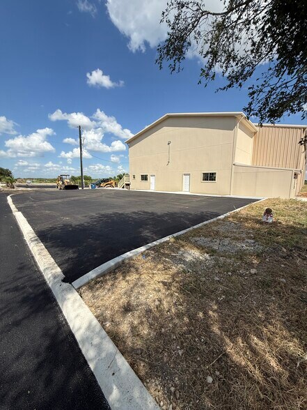 More Photos Of 3411 FM465, Seguin Warehouse For Lease