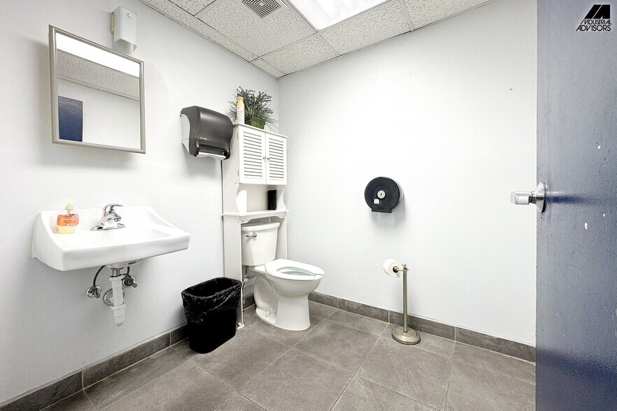 More Photos Of 1361-1363 NW 155th Dr, Miami Warehouse For Lease