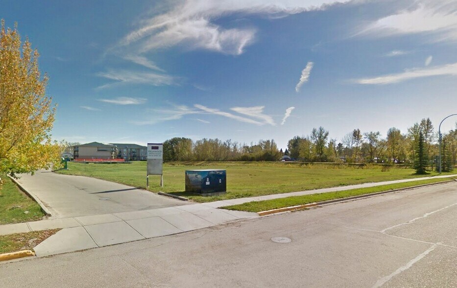 More Photos Of 504 7 St, High River Land For Sale