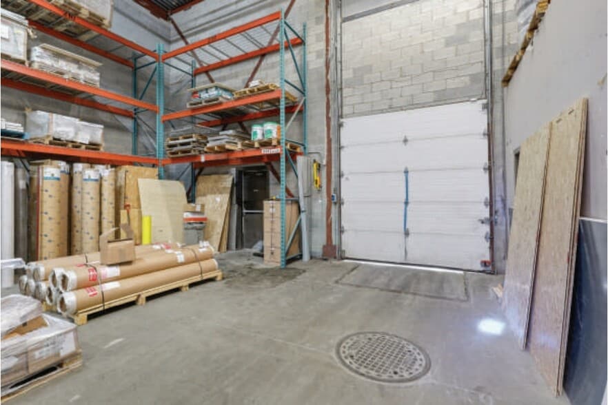 More Photos Of 8905 Boul Henri-Bourassa O, Saint-Laurent Showroom For Sale