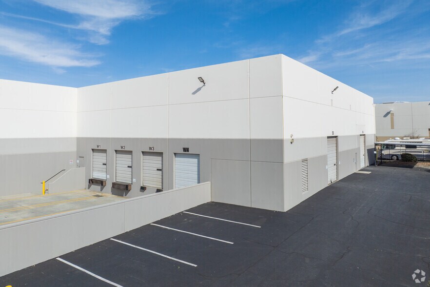 More Photos Of 2353 Almond Ave, Redlands Warehouse For Lease