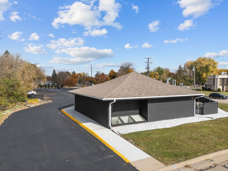 More Photos Of 2009 S Memorial Dr, Appleton Office For Sale