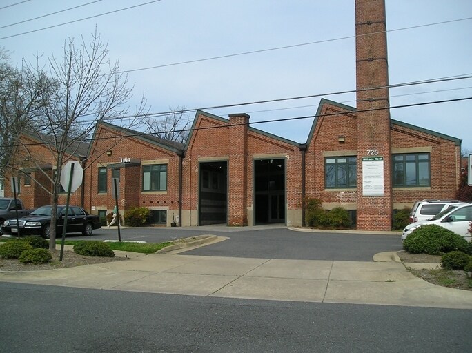 More Photos Of 725 Jackson St, Fredericksburg Office For Lease
