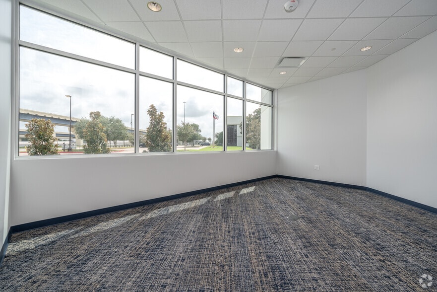 More Photos Of 3200 S Sam Houston Pky E, Houston Distribution For Lease