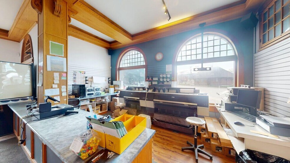More Photos Of 800 Baker St, Cranbrook Storefront Retail Office For Sale
