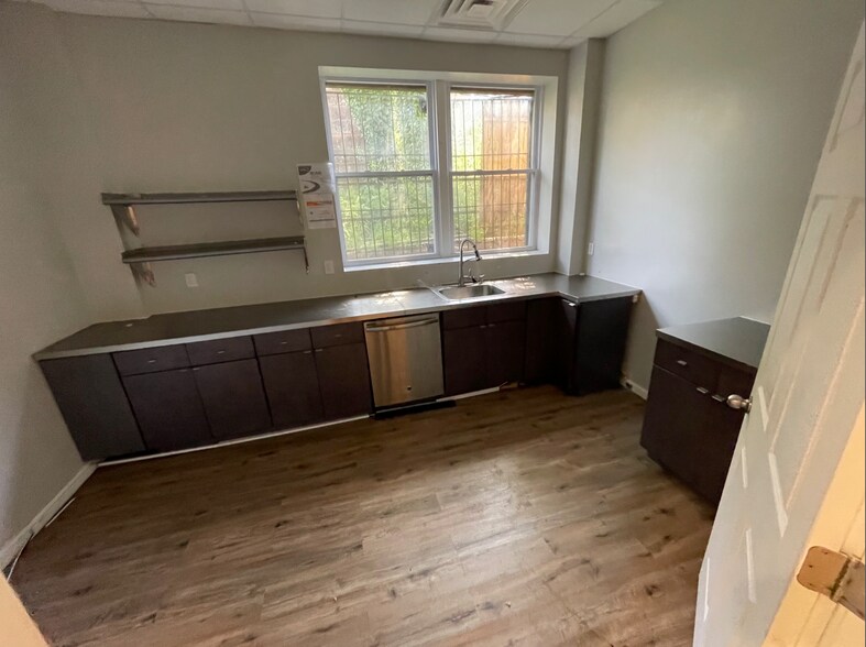 More Photos Of 124-130 Lyons Ave, Newark Office For Sale