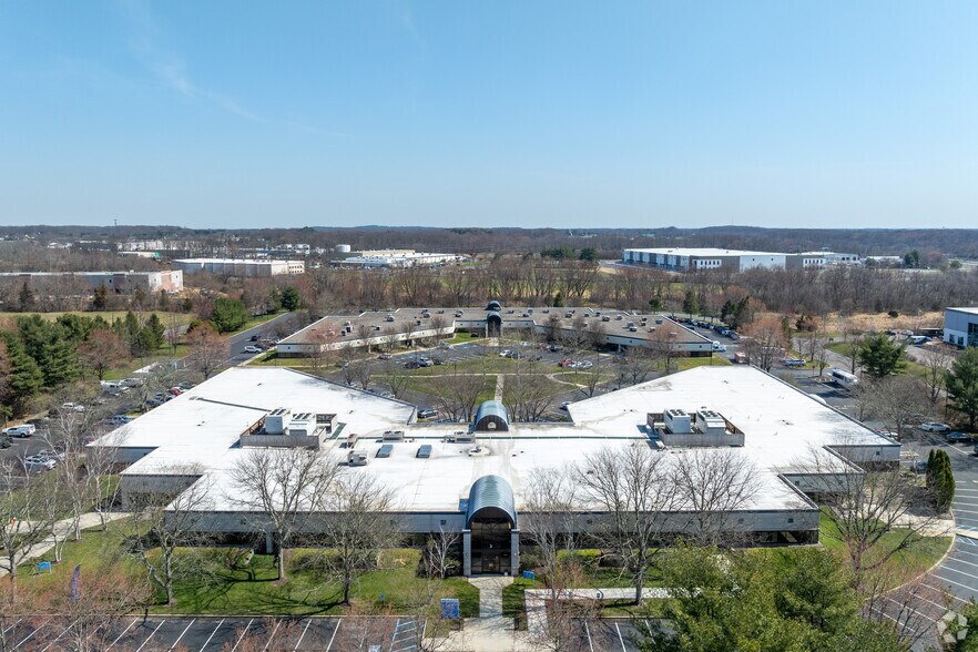 More Photos Of 3 Paragon Way, Freehold Office For Lease