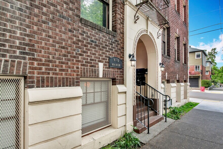 More Photos Of 1323 NW 23rd Ave, Portland Apartments For Sale