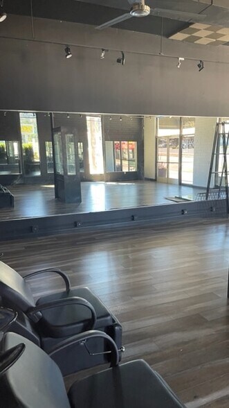 More Photos Of 4901 Dumetz Rd, Woodland Hills Storefront For Lease