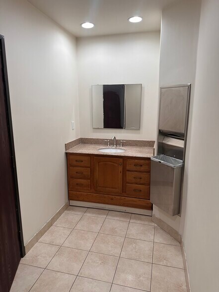 More Photos Of 658 Hawthorne St, Glendale Showroom For Lease