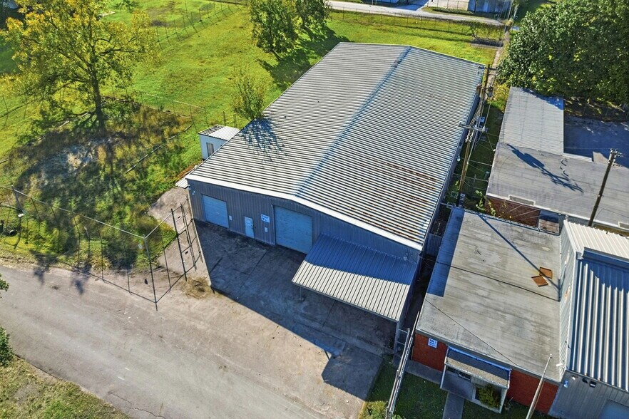 More Photos Of 13026 Rosecrest Dr, Houston Warehouse For Lease