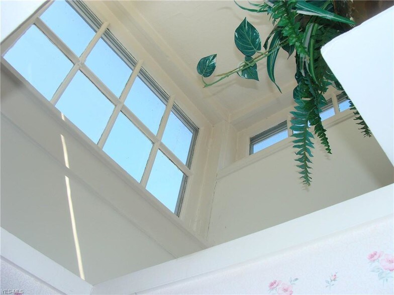 More Photos Of 890 E State St, Salem Flex For Sale