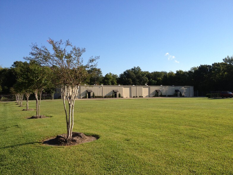 2200 W Cardinal Fwy, Beaumont, TX 77705 Lofts/Showrooms For Lease