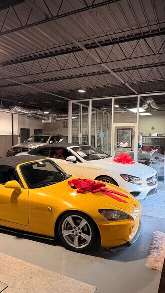 More Photos Of 11061 Shady Trl, Dallas Showroom For Lease