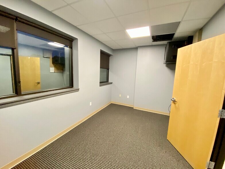 More Photos Of 3 Professional Dr, Alton Office For Lease