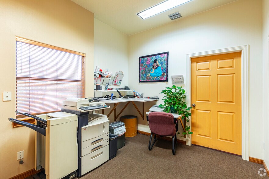 More Photos Of 1990 E Lohman Ave, Las Cruces Office For Lease