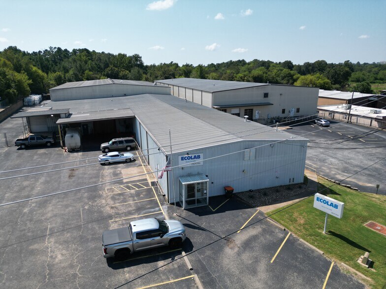 More Photos Of 2307 E Erwin St, Tyler Distribution For Sale